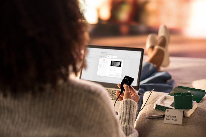 Trezor Safe 5 - Black Graphite produkt in gebrauch