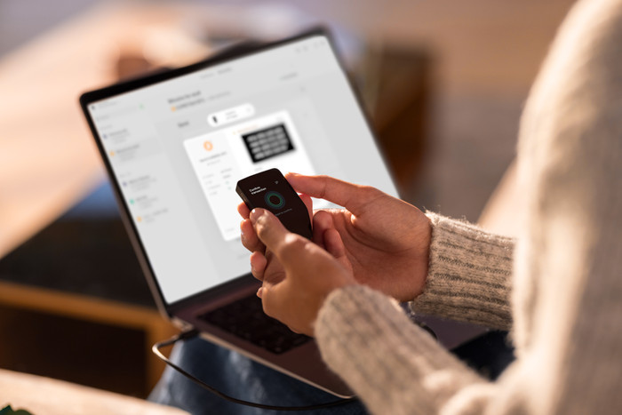 Trezor Safe 5 - Black Graphite produkt in gebrauch