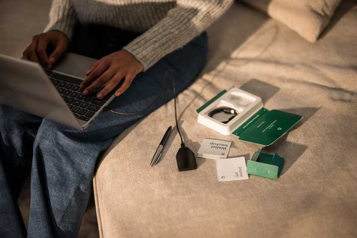 Trezor Safe 5 - Black Graphite produkt in gebrauch