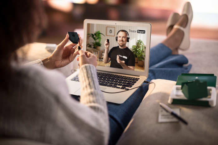 Trezor Safe 5 - Black Graphite produkt in gebrauch