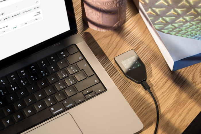 Trezor Safe 5 - Black Graphite produkt in gebrauch