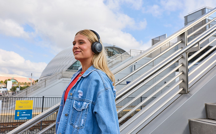 JBL Live 680NC Schwarz produkt in gebrauch