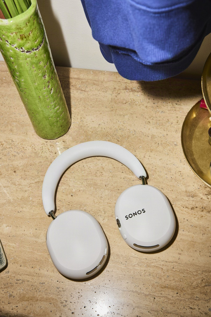 Sonos Ace Ultra Weiß produkt in gebrauch