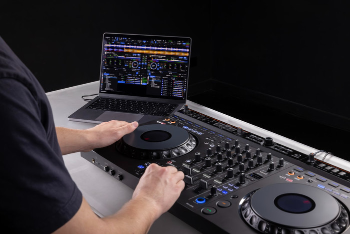 AlphaTheta DDJ-GRV6 DJ Set product in use
