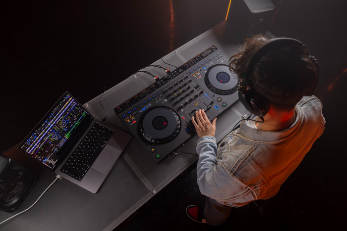 AlphaTheta DDJ-GRV6 DJ Set product in use