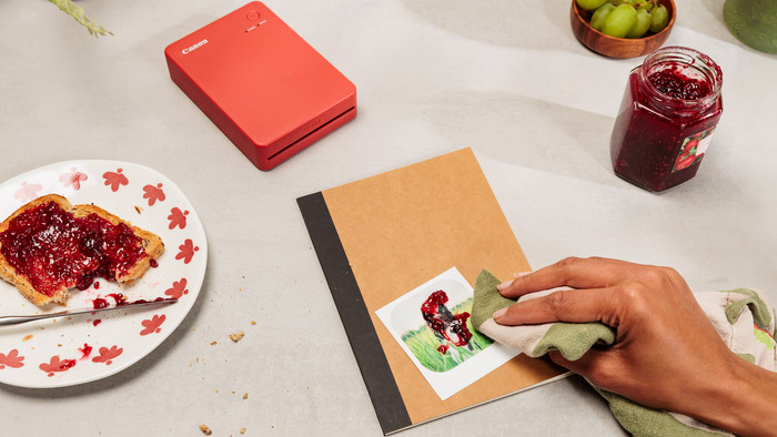 Canon SELPHY QX20 Red product in use