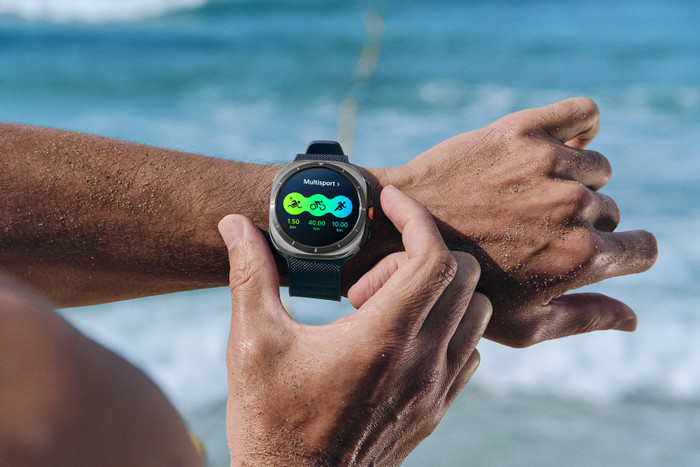 Samsung Galaxy Watch Ultra (2025) 4G Titanweiß 47 mm produkt in gebrauch