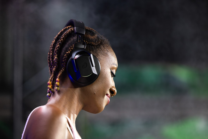 AlphaTheta HDJ-F10 product in use