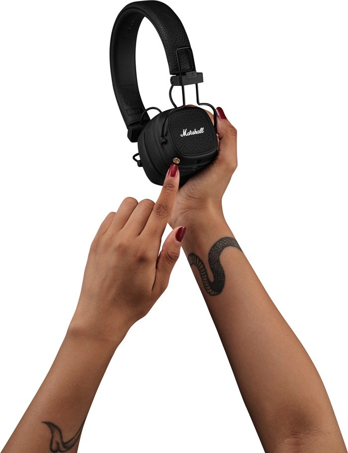 Marshall Major V Schwarz produkt in gebrauch