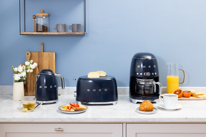 SMEG TSF01NBEU Navy Blue product in use