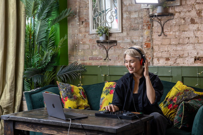 AlphaTheta DDJ-FLX2 + Pioneer DJ HDJ-CUE1 visual supplier