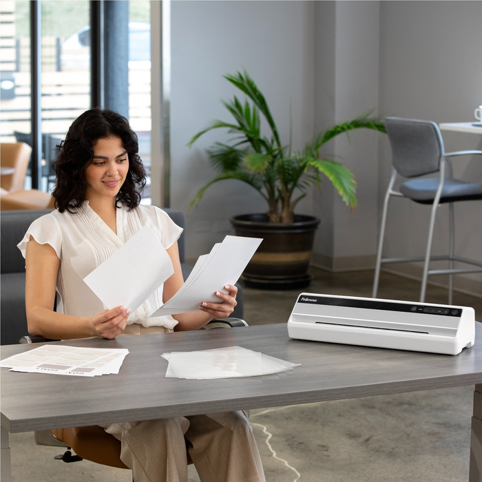 Fellowes Saturn 3i A3 produkt in gebrauch