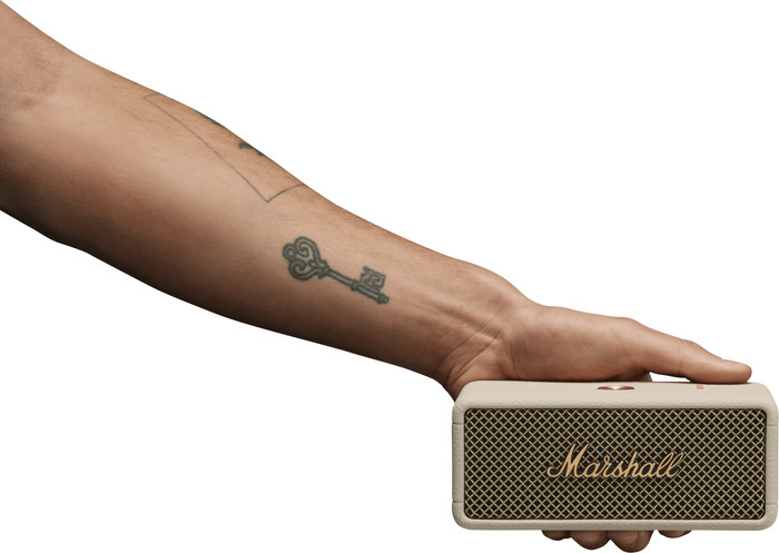 Marshall Emberton III BT Creme produkt in gebrauch