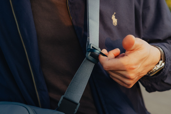 Peak Design Everyday Sling 6L Ocean product in use