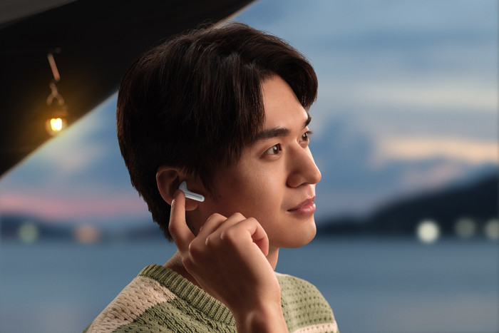 Huawei FreeBuds SE 2 White product in use