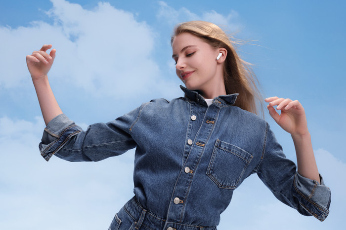 Huawei FreeBuds SE 2 White product in use