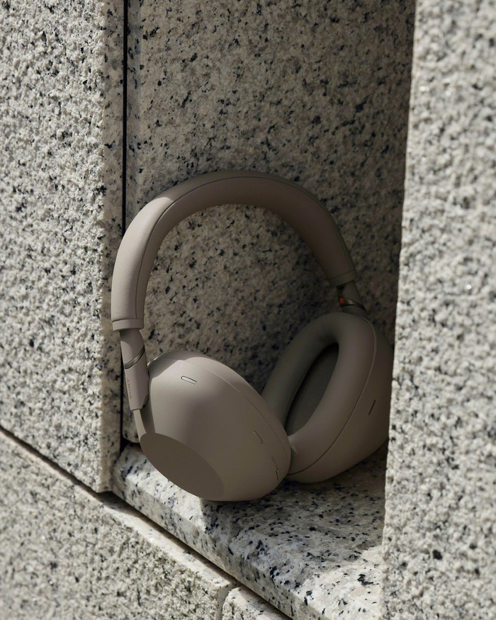 Sony WH1000XM6 Sandstone produkt in gebrauch