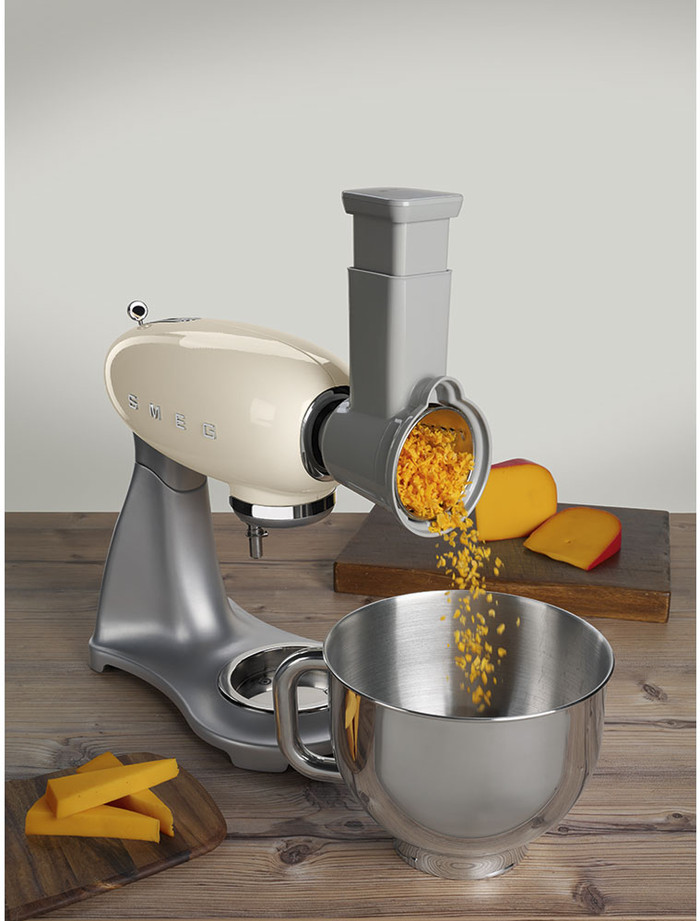 SMEG SMSG01 Gemüseschneider und Reibe produkt in gebrauch