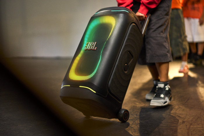 JBL Partybox 330 Weiß produkt in gebrauch