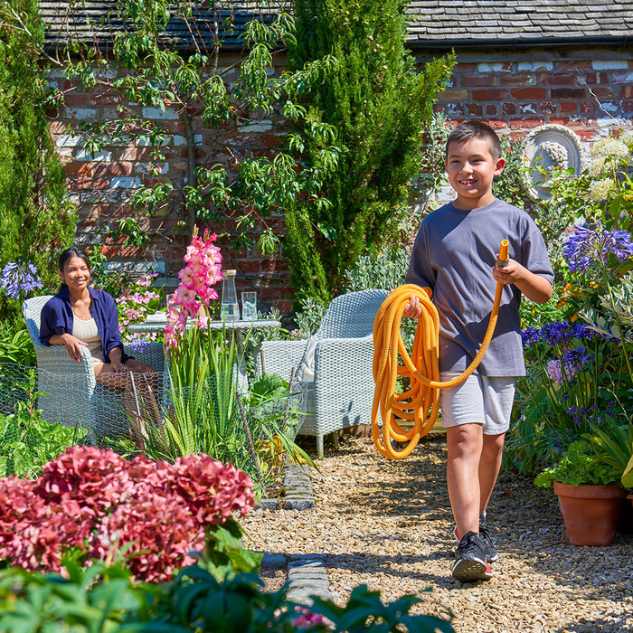 Hozelock Wonderhoze 15m including Spray Nozzle product in use