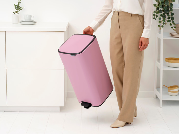 Brabantia Bo Treteimer 30 Liter Lilac Pink produkt in gebrauch