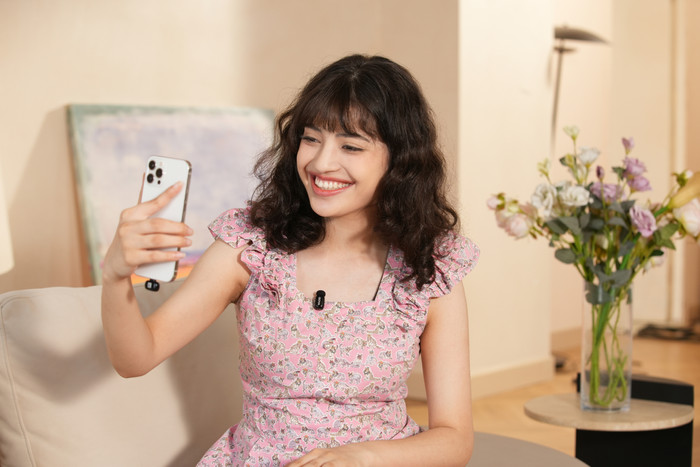 BOYA Mini Ultra-Mini Black (USB-C and Lightning) product in use