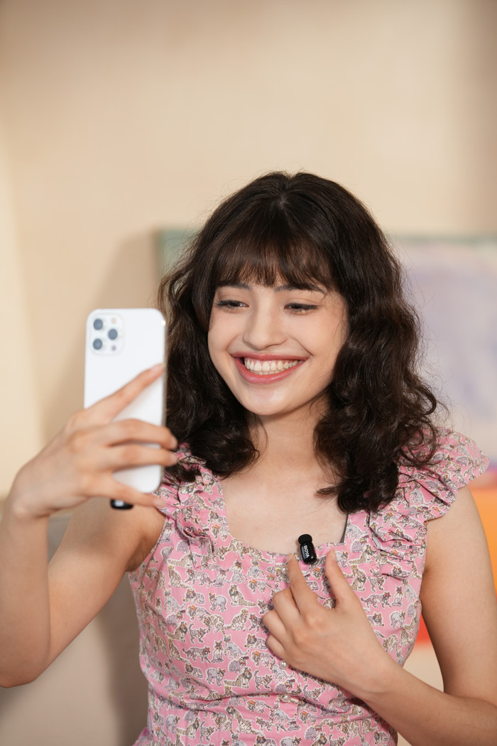 BOYA Mini Ultra-Mini Black (Lightning) product in use