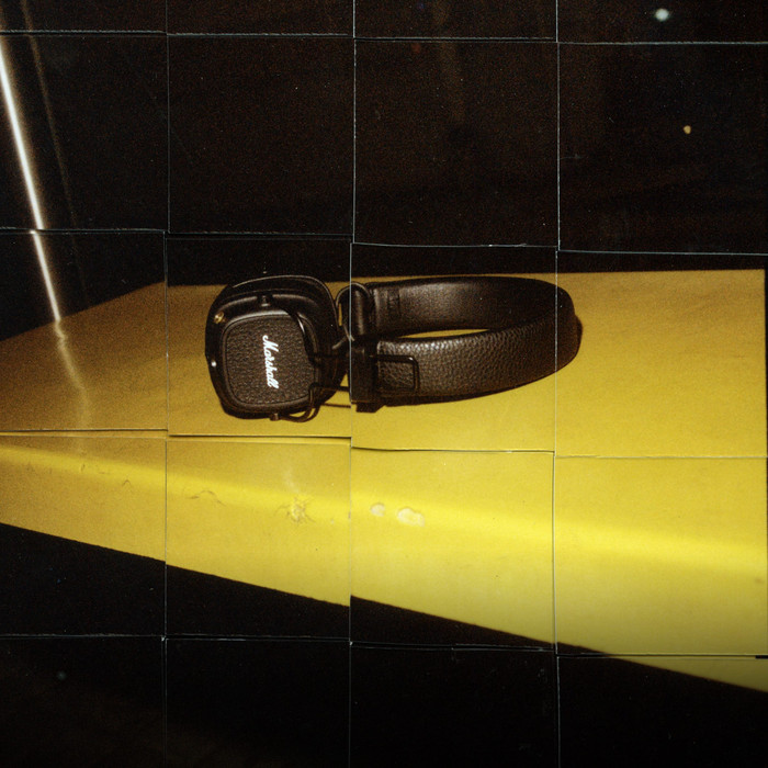 Marshall Major V Schwarz produkt in gebrauch