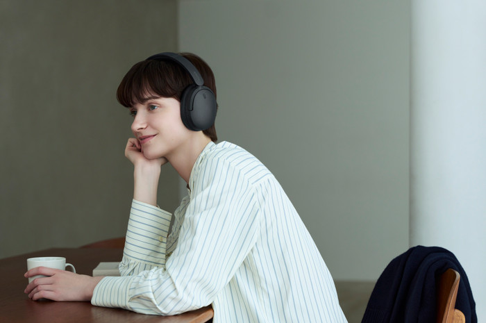 Sony WH-CH730N Black product in use