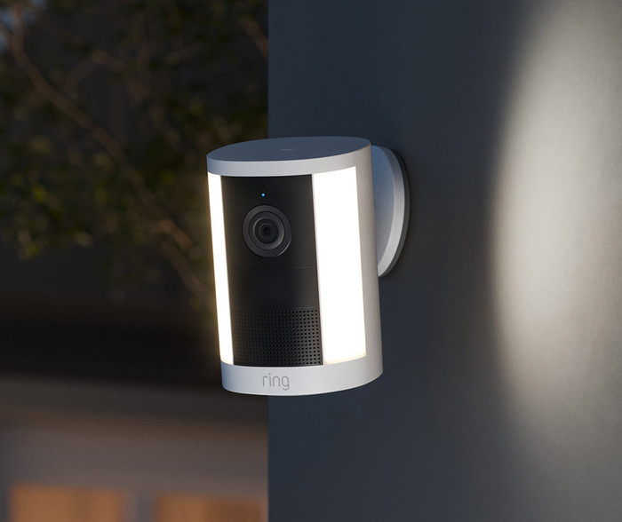 Ring Spotlight Kamera 2. Generation Stecker Schwarz produkt in gebrauch