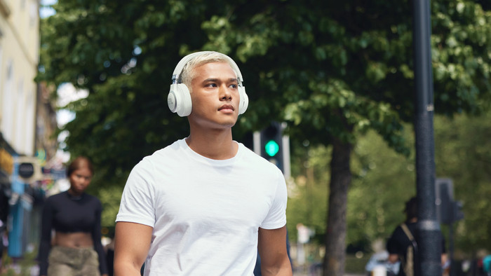 JBL Live 770NC Weiß produkt in gebrauch