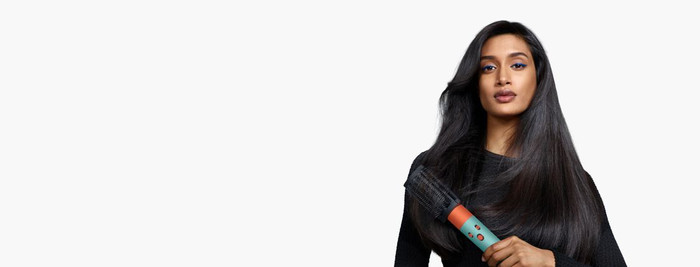 Dyson Airwrap i.d. Curly + Coily Samtrot/Gold produkt in gebrauch