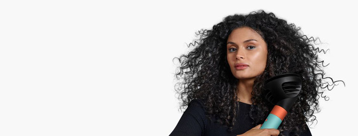 Dyson Airwrap i.d. Curly + Coily Samtrot/Gold produkt in gebrauch