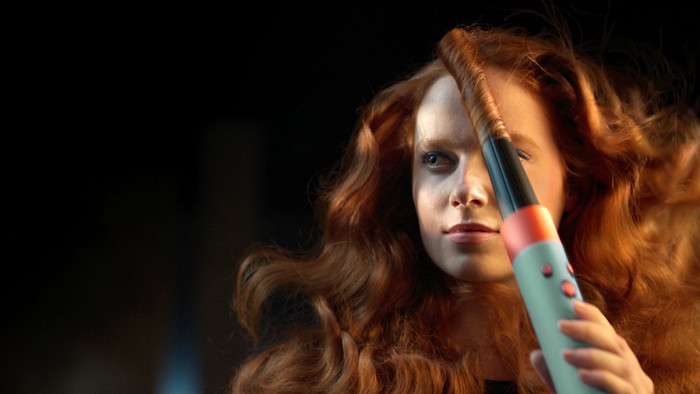 Dyson Airwrap i.d. Curly + Coily Samtrot/Gold produkt in gebrauch