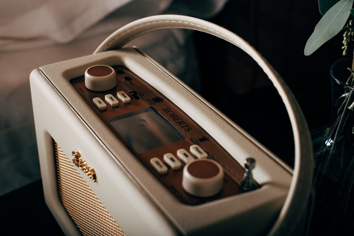 Roberts Radio Revival iStream 3L Creme produkt in gebrauch