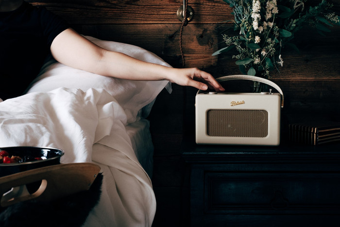 Roberts Radio Revival iStream 3L Creme produkt in gebrauch