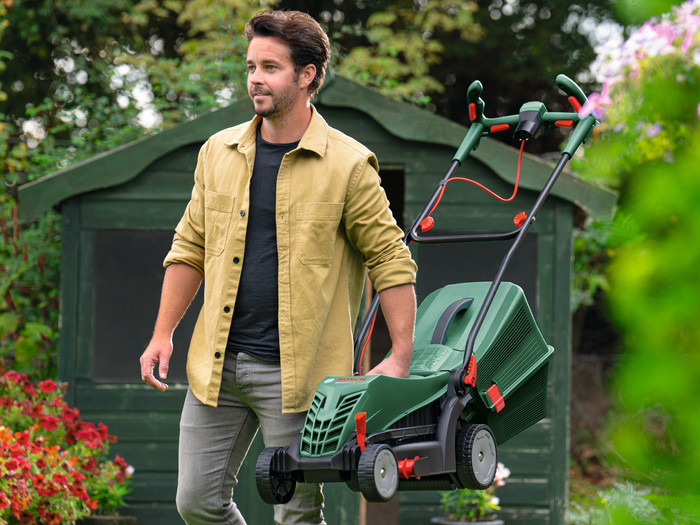 Bosch UniversalRotak 34-405 + Bosch EasyGrassCut 23 product in use