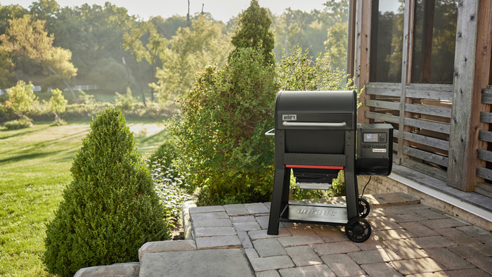 Weber Searwood + Weber Premium Cover Searwood product in use