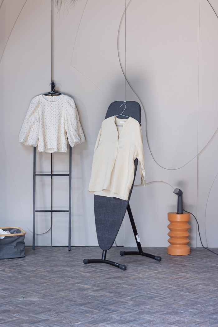 Brabantia Bügelbrett und Dampfbrett D - 2 in 1  135 x 45 cm - Denim Black produkt in gebrauch