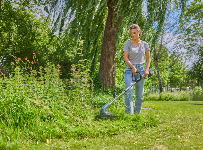 Gardena PowerTrim 30/18V P4A Solo (ohne Akku) produkt in gebrauch