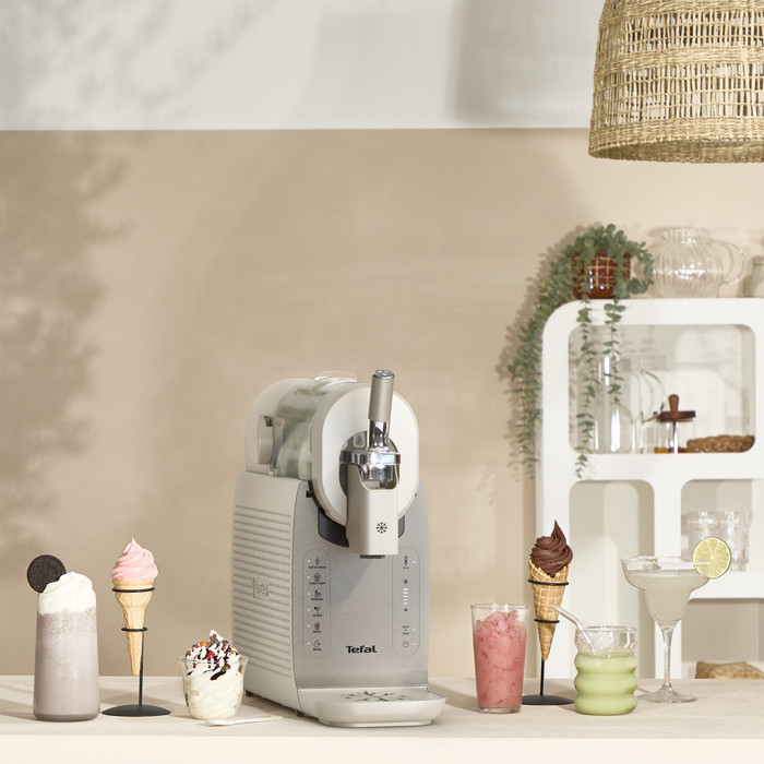 Tefal Freezi 16-in-1 Ice Cream & Frozen Drink Maker IG801A produkt in gebrauch