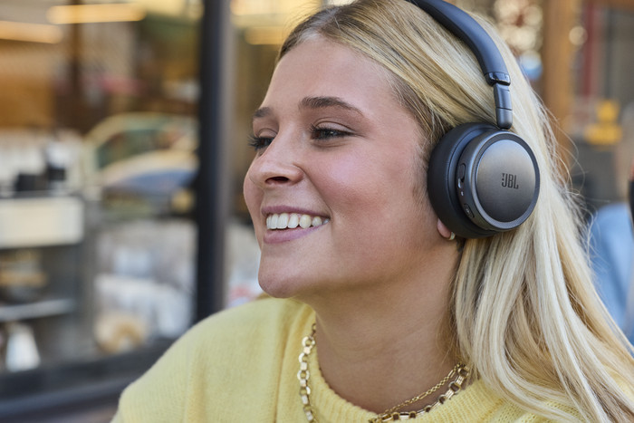 JBL Live 680NC Schwarz produkt in gebrauch