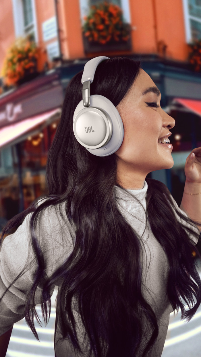 JBL Live 780NC Champagner produkt in gebrauch