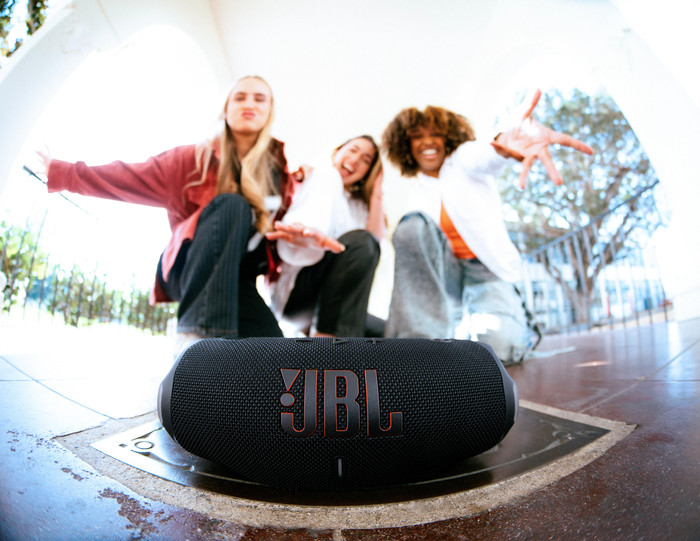 JBL Charge 6 Schwarz Doppelpack produkt in gebrauch
