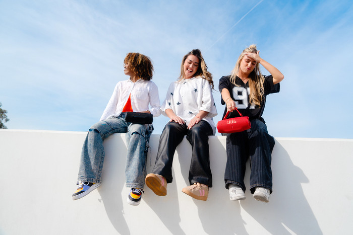 JBL Charge 6 Rot Doppelpack produkt in gebrauch