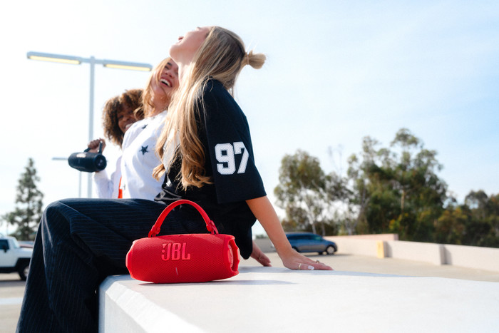 JBL Charge 6 Rot Doppelpack produkt in gebrauch