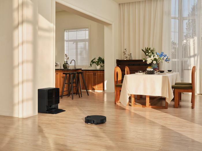 Roborock Saros 10 Black product in use