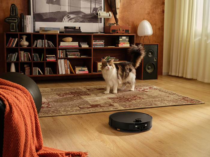 Roborock Saros 10 Black product in use