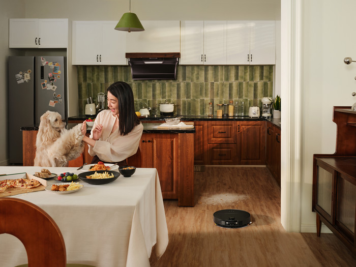 Roborock Saros 10 Black product in use