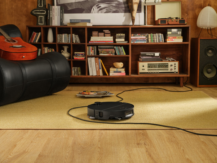 Roborock Saros 10 R&D Black product in use